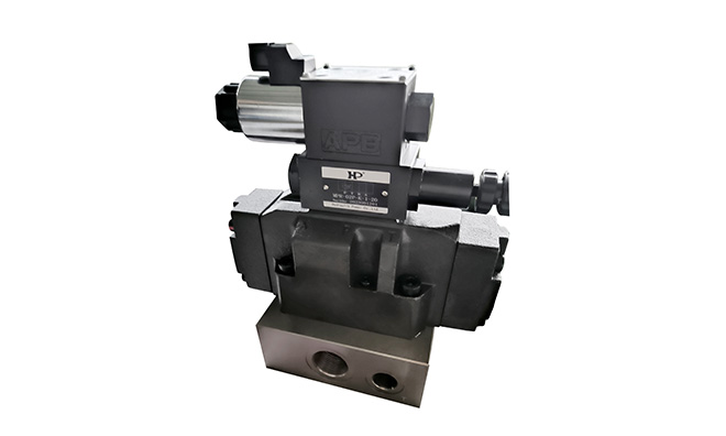 工程機械(混凝土泵車)中的帶緩沖換向閥組